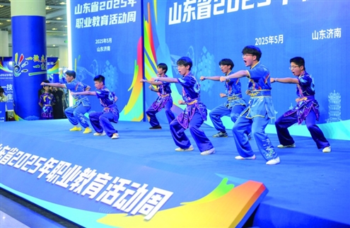 活动现场吸引了众多中小学生、市民等前来参观互动,近距离感受职业教育的魅力 本专题摄影 记者 赵天羿